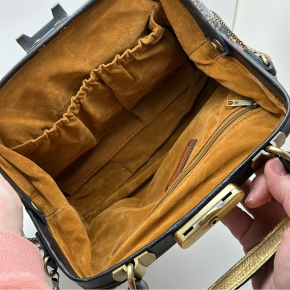 Elegant Black and Red Paisley Handbag - Picture 10 of 16